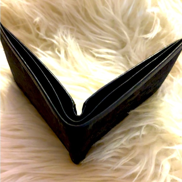 Unisex Coach Bifold Wallet- in such a condition, clean and no smell. No tears! - Picture 4 of 7